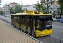 У Києві запустили спецмаршрути до кладовищ: як курсуватиме транспорт на поминальні дні