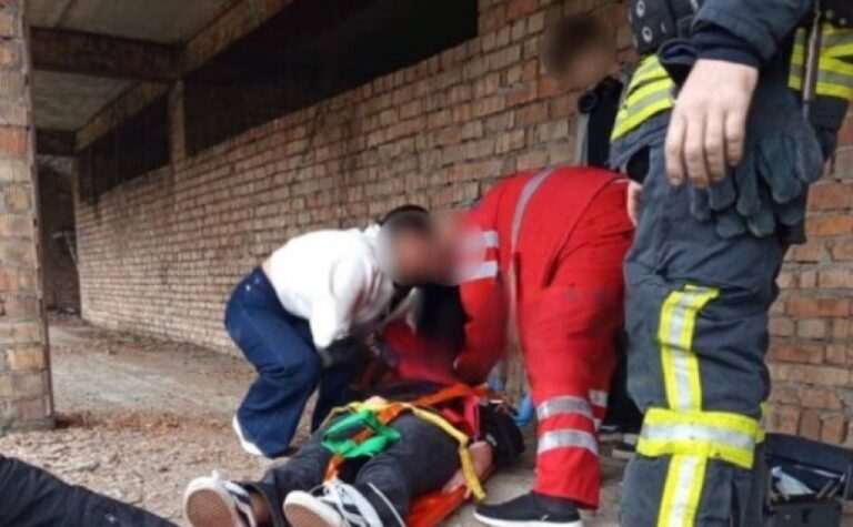 У Дніпрі 14-річна дитина травмувалася, впавши з одного поверху на іншій у недобудованій багатоповерхівці