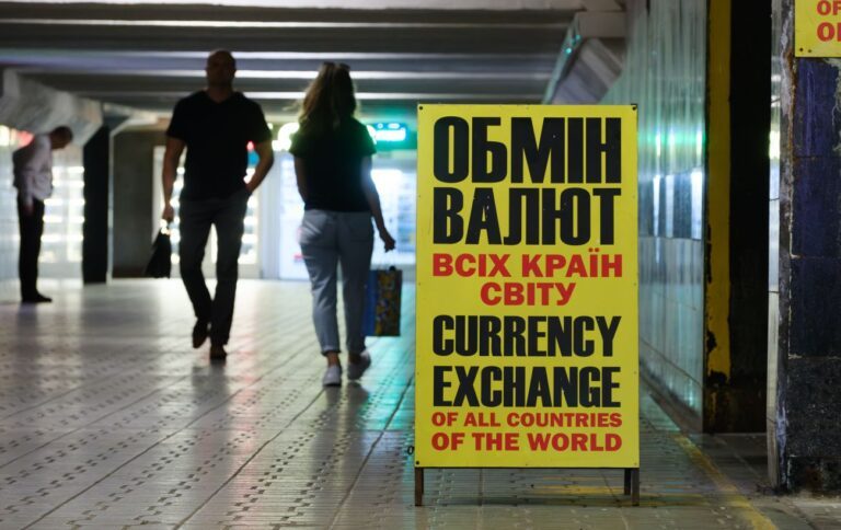 Фінансові аналітики вперше за рік поліпшили прогноз щодо курсу долара в Україні