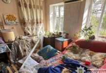 Окупанти вдарили дроном по Нікополю – постраждала жінка з двома дітками: слідчі збирають речові докази на місці атаки