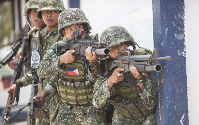 Філіппіни відповіли Китаю висадкою та підняттям прапора на спірних островах