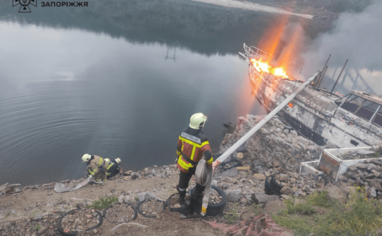 У Запоріжжі на березі річки спалахнув човен