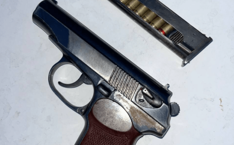 Патрульні Дніпра виявили пʼяного чоловіка з пістолетом у Чечелівському районі