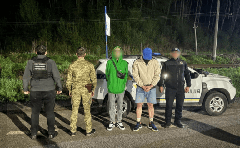 Намагалися втекти від правоохоронців: поблизу кордону зі Словаччиною затримали переправника і його «клієнта»