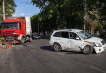 На проспекті Сергія Нігояна у Дніпрі водій Chery влетів у фуру