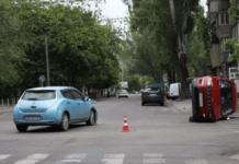 На вулиці Князя Ярослава Мудрого у Дніпрі Jeep зіткнувся з Nissan та перекинувся