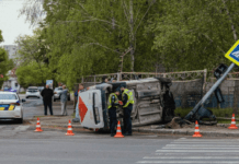 Збив світлофор та перекинувся на бік: у Дніпрі водій «Нової пошти» спричинив ДТП