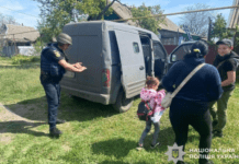 З прифронтового села Межівської громади евакуювали ще одну родину з дітьми