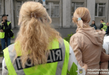 Продала дворічного сина за мільйон гривень: суд обрав покарання для 19-річної жінки