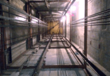 Переплутала з вбиральнею: у Павлограді п’яна жінка впала в шахту ліфта