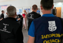 У Запоріжжі поліцейські викрили трьох чоловіків, які отримали 5500 доларів хабаря за дозвільні документи