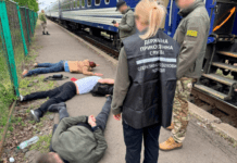 Троє правоохоронців з Буковини організували схему переправлення чоловіків до Польщі