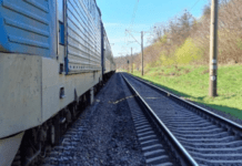 На Дніпропетровщині 65-річна жінка потрапила під вантажний потяг та залишилася без ноги: подробиці