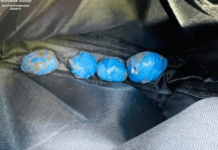 Патрульні Дніпра виявили у чоловіка речовину, схожу на наркотичну