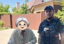 У Запоріжжі патрульні допомогли літній жінці знайти шлях додому