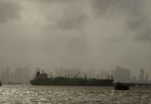 Bloomberg: танкери під санкціями США перевозять нафту з Росії до Індії