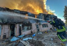 Великий Бурлук під масованим ударом РФ: масштабна пожежа, постраждали люди (фото, відео)