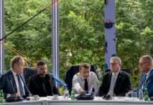 Росія відмовою від перемир’я хоче виграти час, Захід підготує відповідь, – Макрон