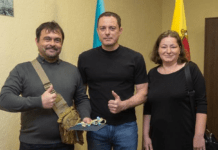 Мер Кам’янського передав ключі від квартири багатодітній родині захисника