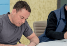 Мер Кам’янського підписав меморандум із БФ “Карітас України” про створення тимчасового житла для ВПО