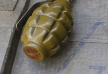 На Дніпропетровщині чоловік кинув дві гранати у двір сусіда: одна з них вибухнула