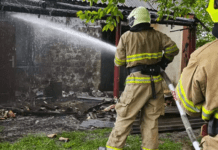 На Дніпропетровщині пожежники врятували подружжя з палаючої літньої кухні