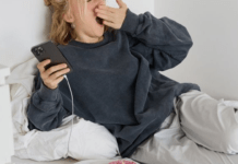 Чому заряджати телефон поруч із ліжком — погана ідея: нюанси, про які ви могли не знати