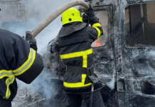 У Кам’янському під час пожежі постраждав чоловік: горіли будинок і п’ять автівок