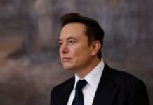 Ухилився від запитання про наркотики. Маск прийшов на брифінг із Трампом із синцем під оком