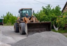 У Камʼянському в приватному секторі почали ремонтувати дорожнє покриття