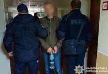 Зайшов за бабусею до підʼїзду, вирвав з рук сумку з золотими прикрасами та втік: у Кривому Розі затримали підозрюваного у пограбуванні