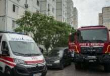 “Крик зі стіни”: у Києві чоловік застряг у вентиляції між поверхами будинку (фото, відео)