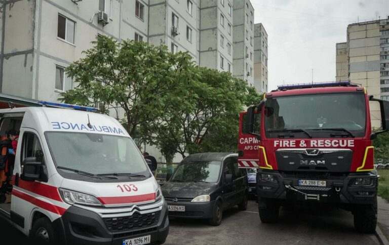 “Крик зі стіни”: у Києві чоловік застряг у вентиляції між поверхами будинку (фото, відео)