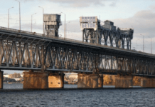 Мерія Дніпра ремонтуватиме трамвайну колію через Старий міст за 351 мільйон