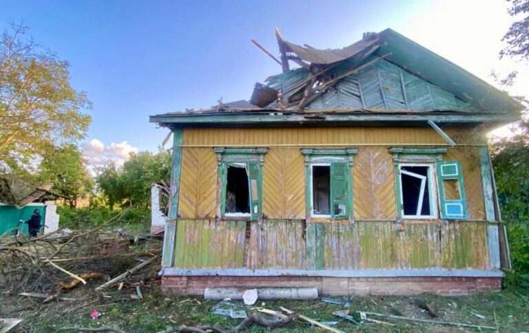 Руйнування будинків та загиблий: РФ атакувала Ніжинський район