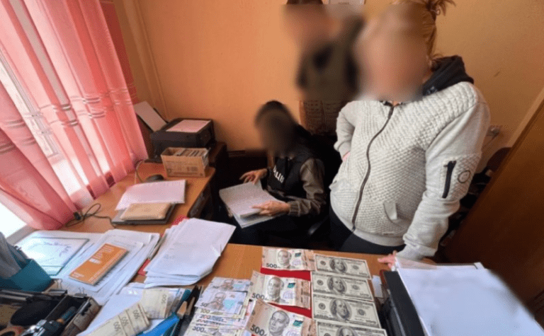 Правоохоронці викрили «педколектив», який за хабарі ухилявся від мобілізації