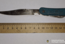 Вдарив перехожого ножем у живіт: у Покрові поліцейські затримали підозрюваного