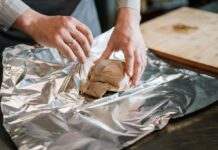 Матовим чи блискучим: яким боком правильно загортати продукти у фольгу