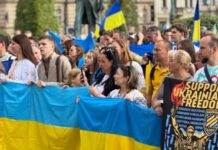 «Почуйте Україну!». У Празі активісти зі свистками провели ходу до Дня Незалежності