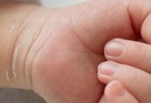 Замість колиски — пакет: у Дніпрі мати залишила немовля біля під’їзду