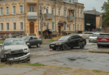 На перехресті Філософської та Лесі Українки у Дніпрі зіштовхнулися Toyota, Mitsubishi та Audi: подробиці потрійної ДТП