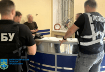 Збували наркотики: на Дніпропетровщині викрито експоліцейського та трьох його спільників