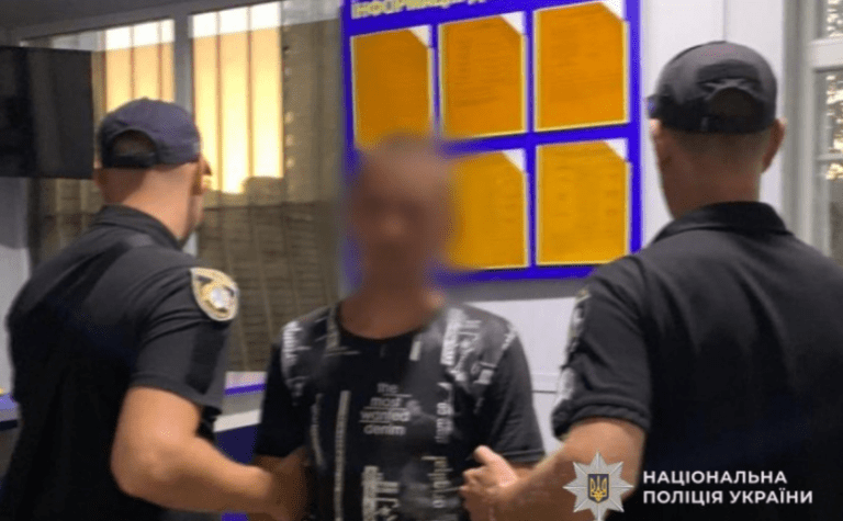 У Кам’янському затримали чоловіка за пограбування біля супермаркету