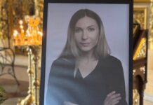 У Києві прощаються із загиблою в полоні РФ журналісткою Рощиною