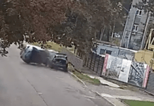 В’їхав у припарковану автівку та перекинувся на дах: у Дніпрі водій служби таксі Uklon вчинив ДТП