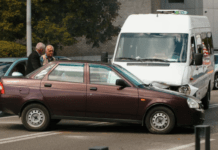 Біля ТРК «МОСТ-Сіті» у Дніпрі зіткнулися Lada та маршрутка №21: подробиці ДТП