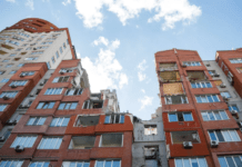 У Дніпрі відновлять будинок, пошкоджений ракетною атакою більше року тому