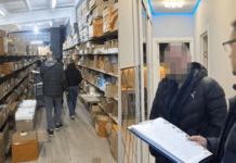 Підробка за ціною оригіналу: ділки з Дніпра торгували фальшивими ґаджетами