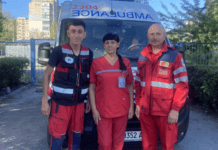 Переплутав двері з вікном: у Кам’янському чоловік напідпитку випав з третього поверху