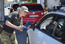 Від сьогодні з України почали випускати чоловіків до 23 років